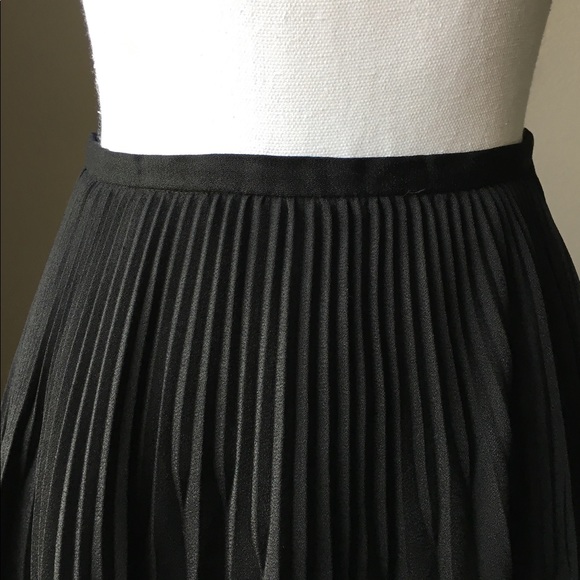 *SOLD* Size 8 French Connection Pleated Skirt - Picture 2 of 7